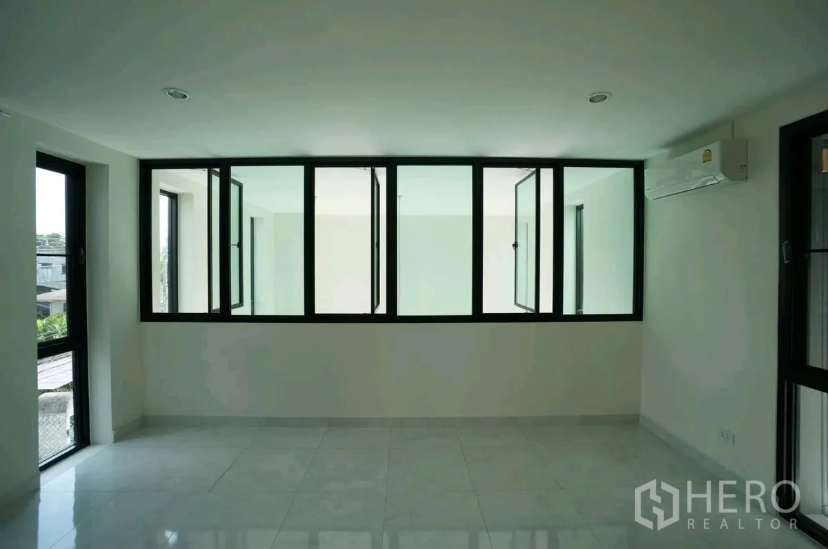 家庭办公室 for rent in Chatuchak, Bangkok - 房间带内部玻璃隔断与壁挂式空调。