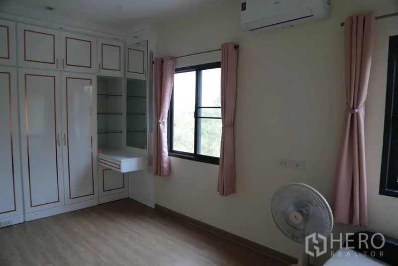 联排别墅 出租 - 转角卧室，双面采光，配空调与白色嵌入衣柜。