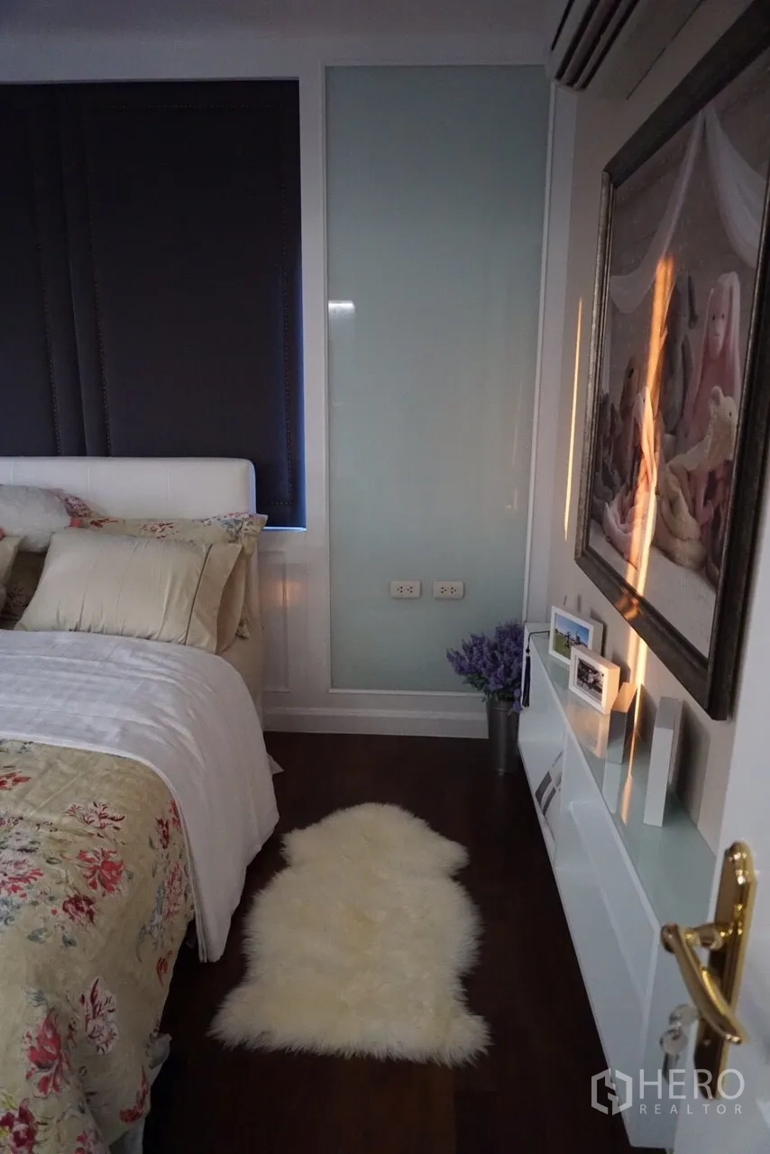 Detached House for rent or sale in Saphan Sung, Bangkok - Bedroom corner with dark blinds, framed artwork and white shag rug