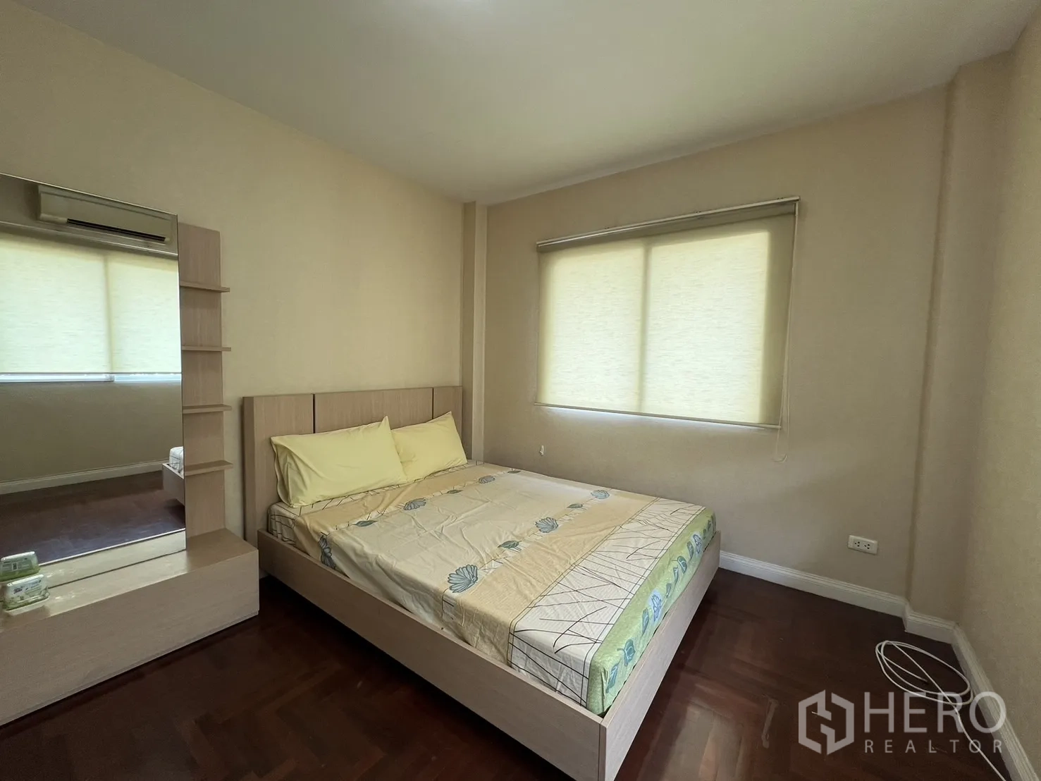 บ้าน ให้เช่าในLat Krabang, Bangkok - ห้องนอนที่สามอีกมุม พร้อมเตียงและหน้าต่างมุมห้อง