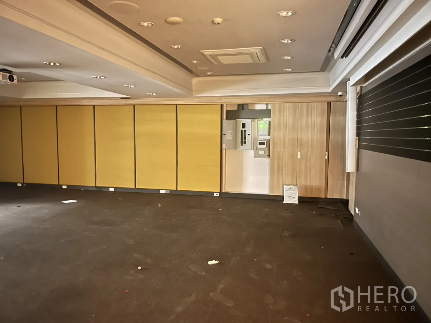 อาคารพาณิชย์ ให้เช่าในBang Rak, Bangkok - ห้องเอนกประสงค์ขนาดใหญ่ปูพรม มีโปรเจ็กเตอร์และตู้ควบคุม