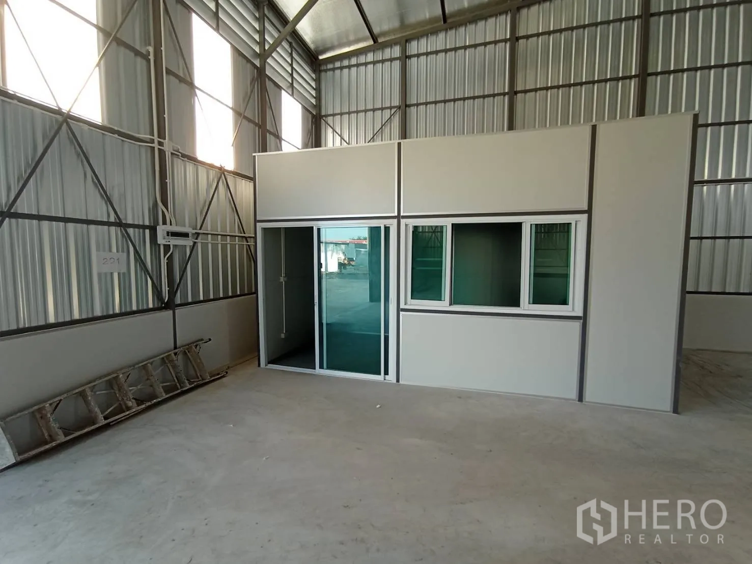 Warehouse for rent in Mueang Samut Prakan, Samut Prakan - Internal office room with sliding glass door and windows inside the warehouse.