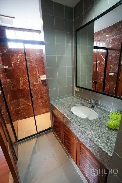 อพาร์ทเมนท์ ให้เช่าในWatthana, Bangkok - ห้องน้ำพร้อมเคาน์เตอร์หินแกรนิตและตู้กระจกอาบน้ำผนังหินอ่อนสีแดง