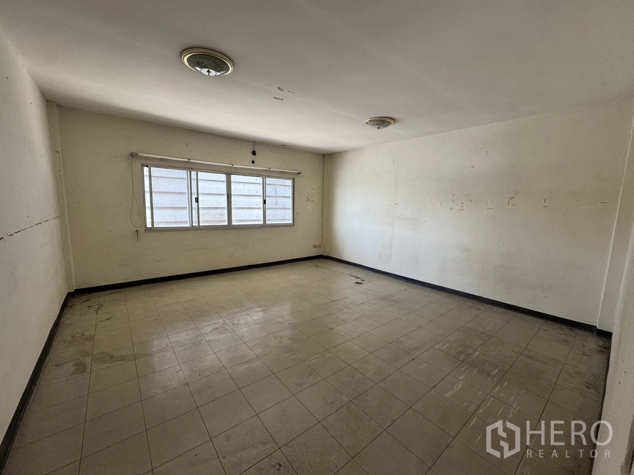 货栈 for rent in Mueang Samut Sakhon, Samut Sakhon - 空房间，长条窗与瓷砖地面，圆形吸顶灯。