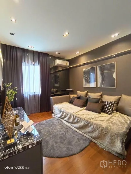 Detached House for sale in Wang Thonglang, Bangkok - Cozy lounge or media room with large sofa, grey walls, round rug and recessed lighting.