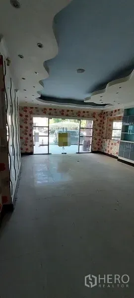 Home Office for sale in Wang Thonglang, Bangkok - Ground-floor space with wavy ceiling, recessed lights and full-height glass doors.