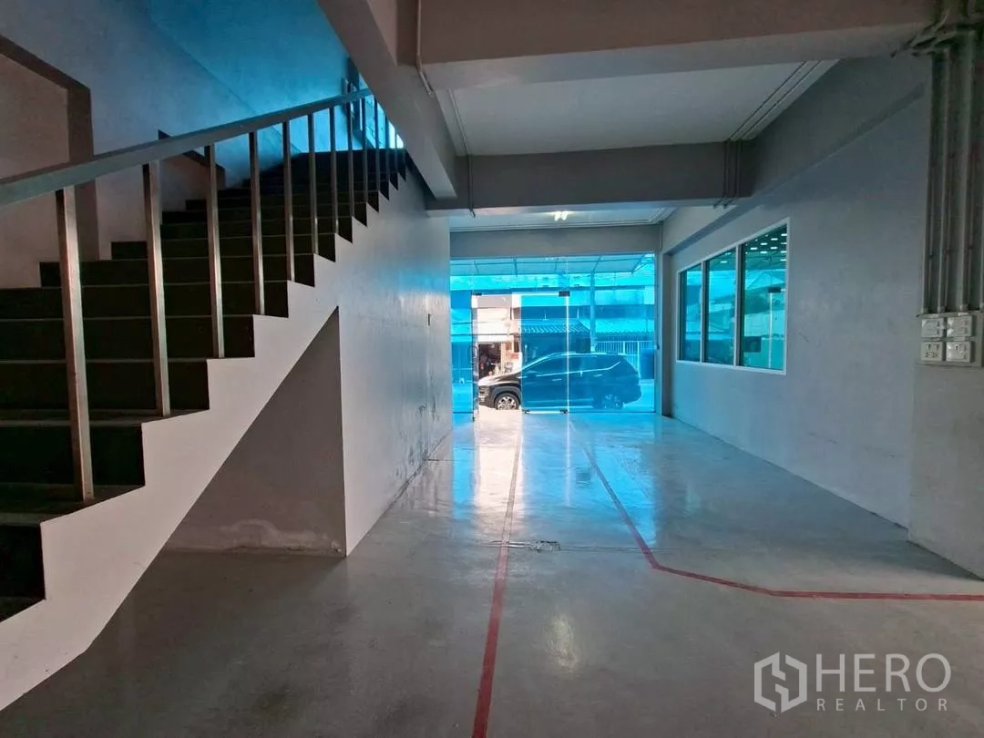 Warehouse for rent in Suan Luang, Bangkok - Entrance hall with staircase to mezzanine and glazed front access.