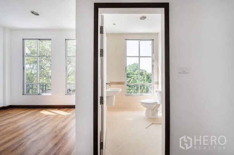 ทาวน์เฮาส์ ขาย - ห้องนอนเชื่อมต่อห้องน้ำ มีหน้าต่างสูงมองเห็นต้นไม้