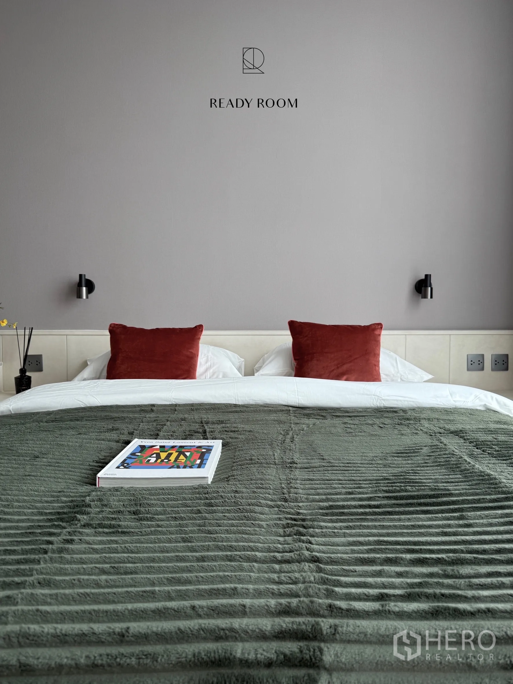 คอนโด for rent in Khlong Toei, Bangkok - ห้องนอนเตียงคู่ พร้อมผ้าคลุมสีเขียวและหมอนอิงสีแดง.