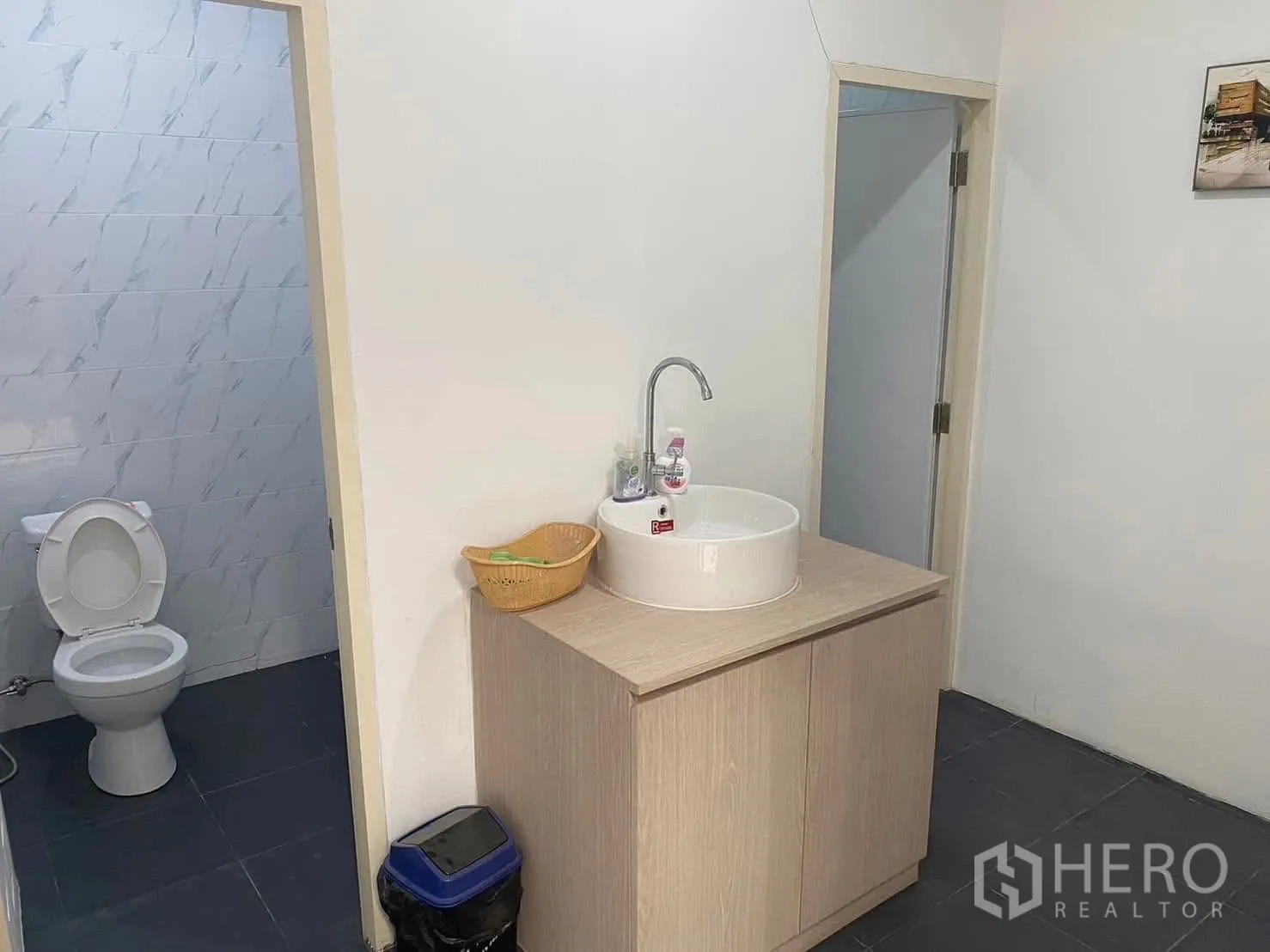 โกดัง for rent in Mueang Samut Prakan, Samut Prakan - ส่วนห้องน้ำพร้อมโถสุขภัณฑ์ อ่างล้างหน้า และตู้เก็บของ