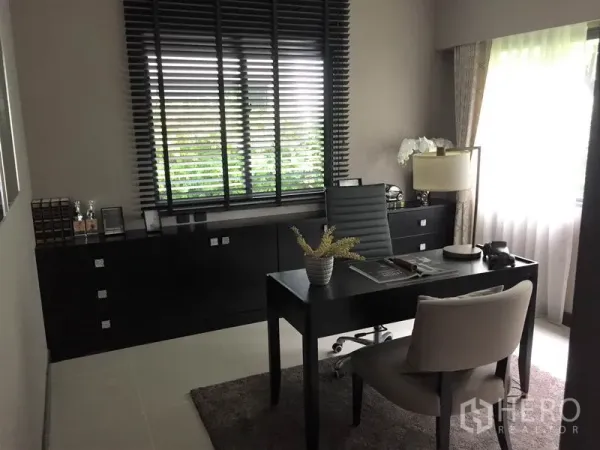 Detached House for rent or sale in Bang Kapi, Bangkok - Private home office with black desk, window blinds and built-in storage.
