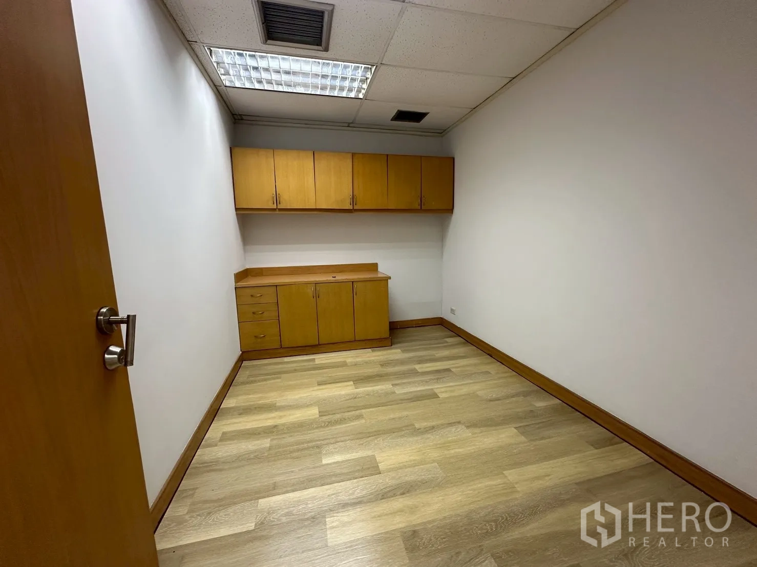สำนักงาน ให้เช่า - แพนทรีแห้งบิลท์อิน ตู้แขวนและเคาน์เตอร์ไม้ภายในสำนักงาน