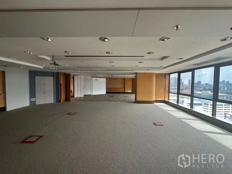 Office Space for rent in Khlong Toei, Bangkok - Bright multipurpose room with wood flooring, ceiling lights, and windows beside the pantry.