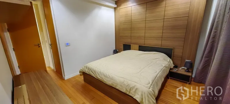 คอนโด ให้เช่าในKhlong San, Bangkok - ห้องนอนคอนโด คลองสาน กรุงเทพฯ ผนังลายไม้ เตียงคู่ โต๊ะข้างเตียง และพื้นไม้