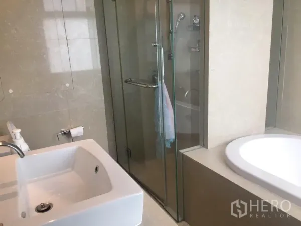 คอนโด ให้เช่าในWatthana, Bangkok - ห้องน้ำทันสมัย มีกระจกกั้นอาบน้ำ อ่างอาบน้ำ และอ่างล้างหน้าแบบสี่เหลี่ยม