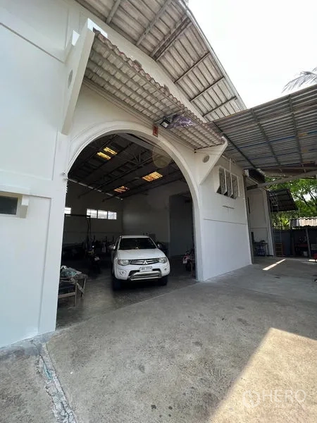 คลังสินค้า ให้เช่าในThung Khru, Bangkok - ด้านนอกทางเข้าโค้ง มีรถกระบะจอดใต้กันสาด