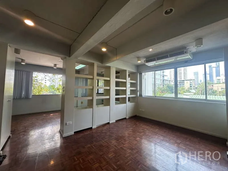 อาคารพาณิชย์ ให้เช่าในKhlong Toei, Bangkok - พื้นที่ชั้นบน พื้นปาร์เก้ มีชั้นบิลท์อิน มองเห็นวิวเมือง