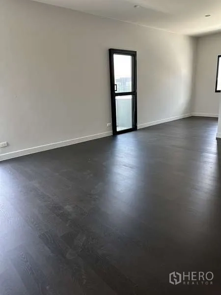 บ้าน ขายในLam Luk Ka, Pathum Thani - ห้องนอนมีประตูกระจกออกระเบียง พื้นไม้เข้ม