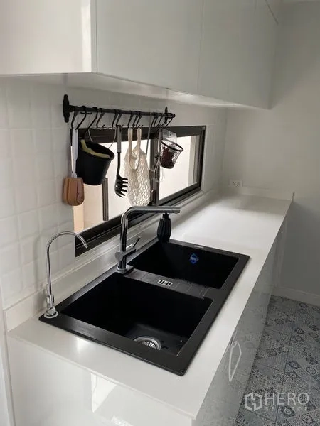 ทาวน์เฮาส์ ให้เช่าในSuan Luang, Bangkok - แพนทรีสีขาว อ่างล้างจานคู่สีดำ และราวแขวนอุปกรณ์ใต้หน้าต่าง