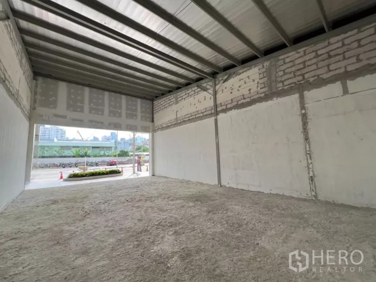 零售空间 出租在Watthana, Bangkok - 艾卡迈毛坯商铺，金属高顶与宽大临街开口，采光充足。