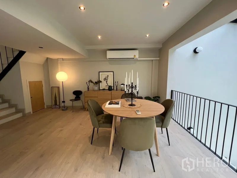 联排别墅 出售在Khlong Toei, Bangkok - 夹层多功能空间，圆桌俯瞰中庭。