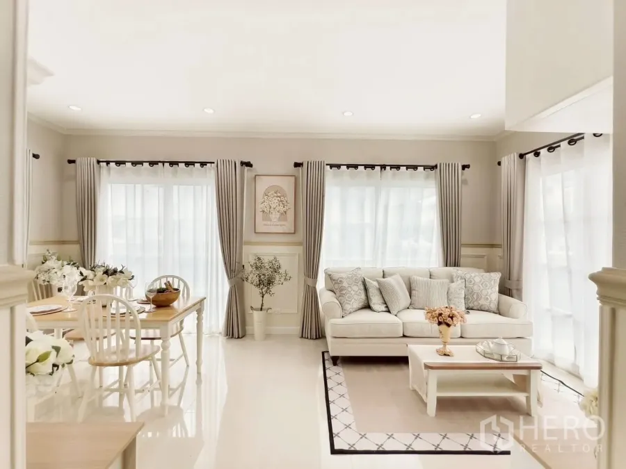 独立式住宅 出租在Khlong Luang, Pathum Thani - 明亮的客餐厅，米色调，大窗户、沙发与餐桌