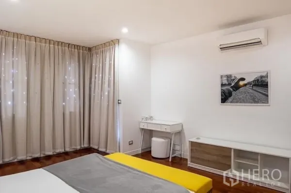 คอนโด ให้เช่าในPathum Wan, Bangkok - มุมห้องนอนพร้อมโต๊ะเครื่องแป้ง เครื่องปรับอากาศติดผนัง และผ้าม่านโปร่งยาวจรดพื้น