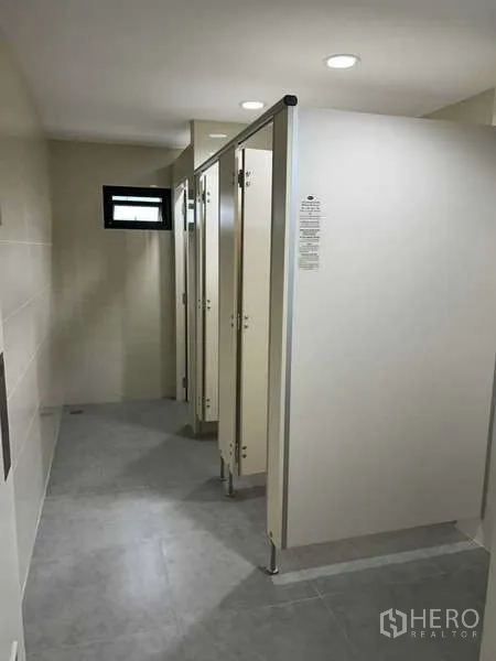 办公空间 出租在Bang Rak, Bangkok - 整齐的公用卫生间隔间。