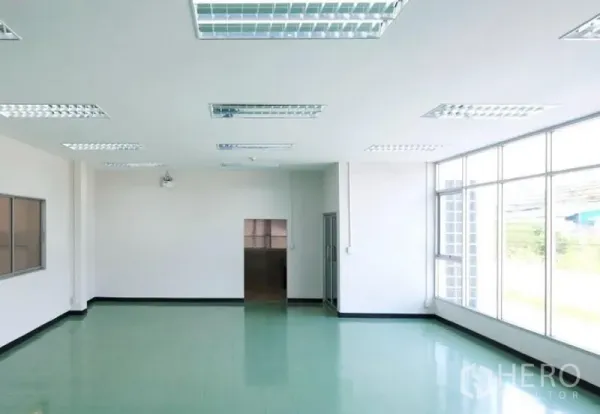 工厂 出租在Pluak Daeng, Rayong - 采光充足的办公间，大面积落地窗、瓷砖地面与嵌入式灯具。