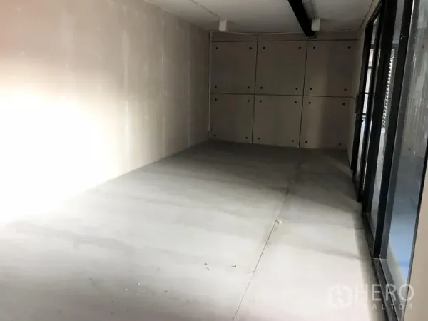 Office Space for rent in Khlong Toei, Bangkok - Compact room with drywall finish, concrete floor and full-height glass wall in modern office.