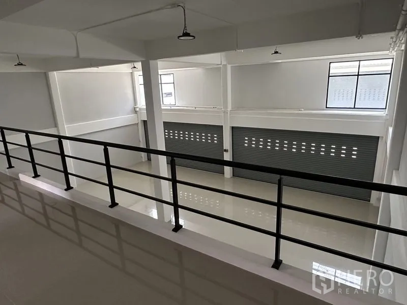 คลังสินค้า ให้เช่าในBang Phli, Samut Prakan - ชั้นลอยพร้อมราวกันตก มองลงมายังพื้นที่โหลดและประตูม้วนด้านล่าง