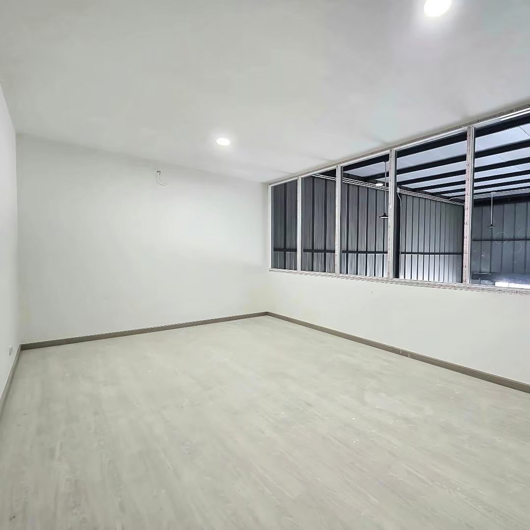 คลังสินค้า ให้เช่าในBang Phli, Samut Prakan - ออฟฟิศชั้นลอยสว่าง มีช่องกระจกมองลงสู่พื้นที่โกดัง พื้นโทนอ่อน