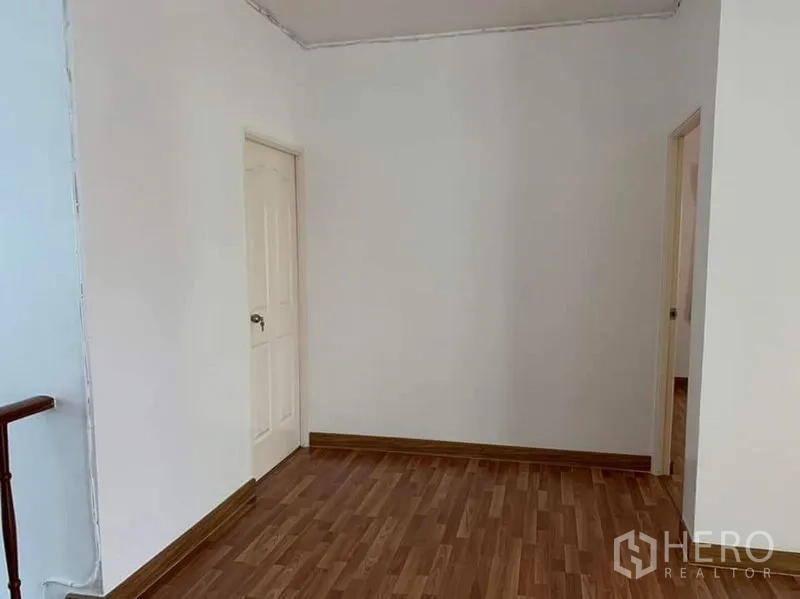 บ้าน ขายในSai Mai, Bangkok - โถงชั้นบน พื้นไม้ ทางเข้าห้องนอนสองฝั่ง