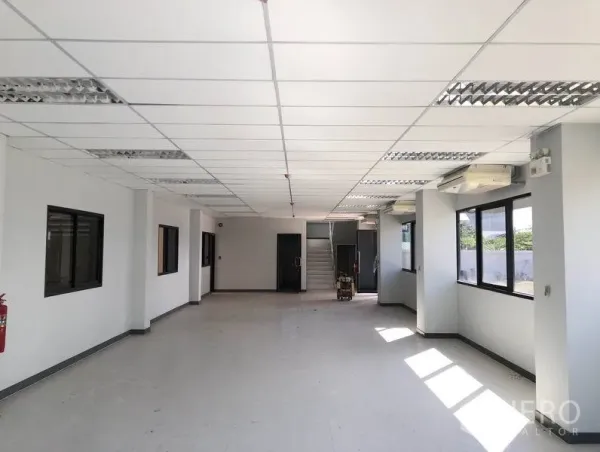 工厂 出租或出售在Bang Sao Thong, Samut Prakan - 厂房一层办公区，地砖、吊顶、日光灯照明，并设中央楼梯。