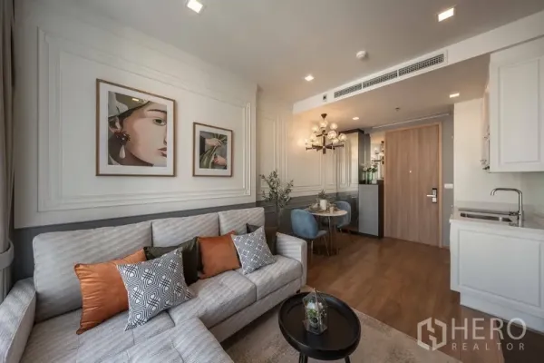 คอนโด ให้เช่าในWatthana, Bangkok - มุมนั่งเล่นพร้อมโซฟาตัวแอล โต๊ะทานอาหาร และครัวขนาดกะทัดรัดใกล้ประตู