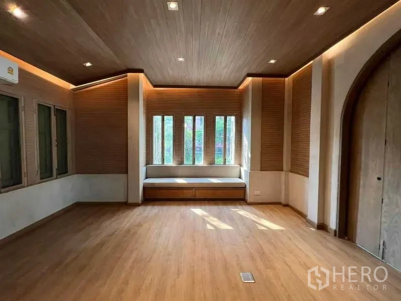 พื้นที่ขายปลีก ให้เช่าในPhaya Thai, Bangkok - ห้องค้าปลีกปูไม้กว้าง พร้อมม้านั่งและไฟดาวน์ไลต์