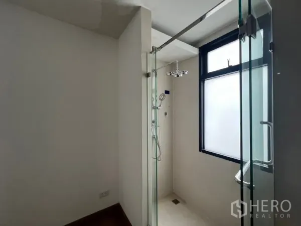 ทาวน์เฮาส์ ให้เช่าหรือขายในKhlong Toei, Bangkok - ห้องน้ำสว่างพร้อมหน้าต่างฝ้ากับห้องอาบน้ำกระจกแบบเรนชาวเวอร์