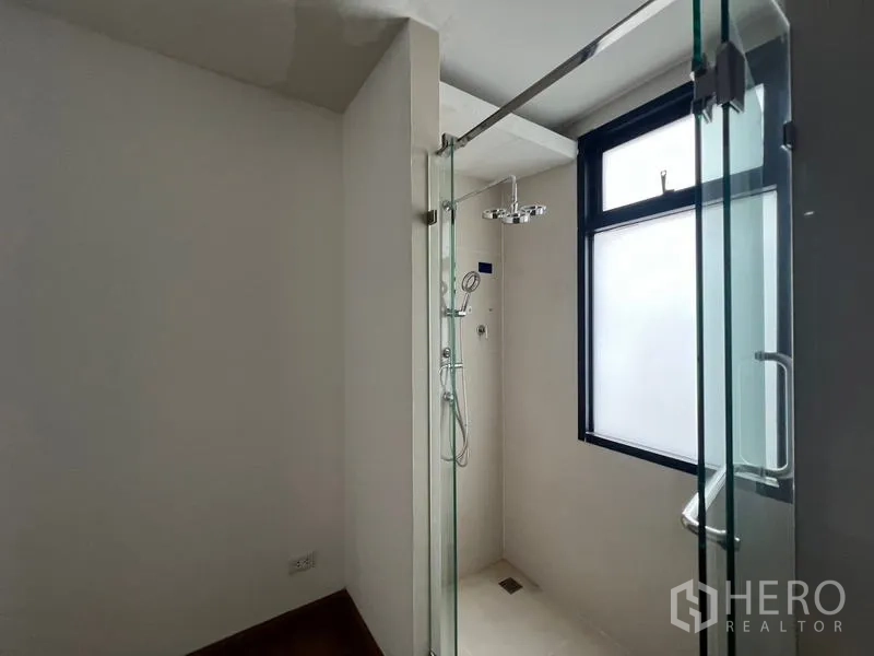 ทาวน์เฮาส์ ให้เช่าหรือขายในKhlong Toei, Bangkok - ห้องน้ำสว่างพร้อมหน้าต่างฝ้ากับห้องอาบน้ำกระจกแบบเรนชาวเวอร์