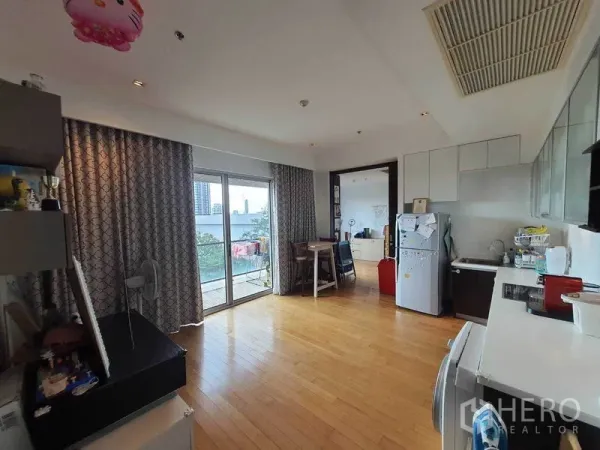 Condominium for rent in Yan Nawa, Bangkok - Open living space with full kitchen, dining nook and doors to the balcony.