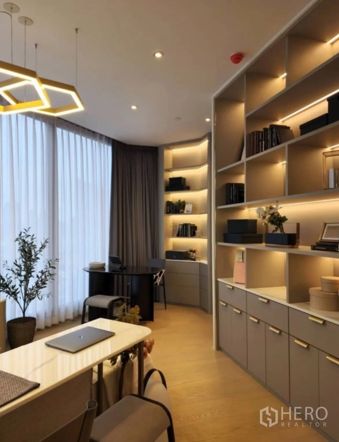 公寓 出租在Din Daeng, Bangkok - 带灯内嵌书架与靠窗小型办公区