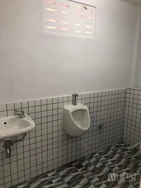 คลังสินค้า ให้เช่าในKhlong Luang, Pathum Thani - ห้องน้ำปูกระเบื้อง พร้อมอ่างล้างมือและโถปัสสาวะ.