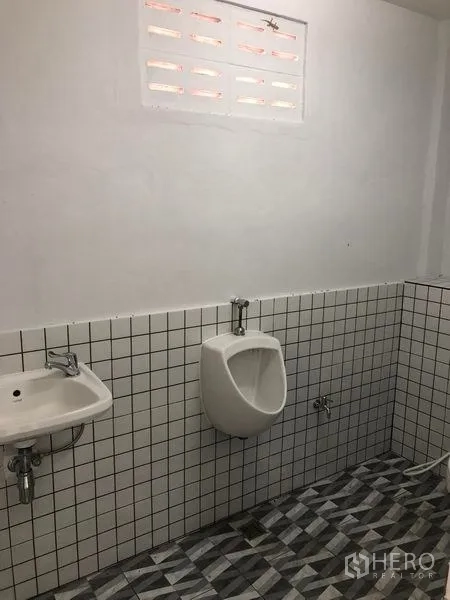 คลังสินค้า ให้เช่าในKhlong Luang, Pathum Thani - ห้องน้ำปูกระเบื้อง พร้อมอ่างล้างมือและโถปัสสาวะ.