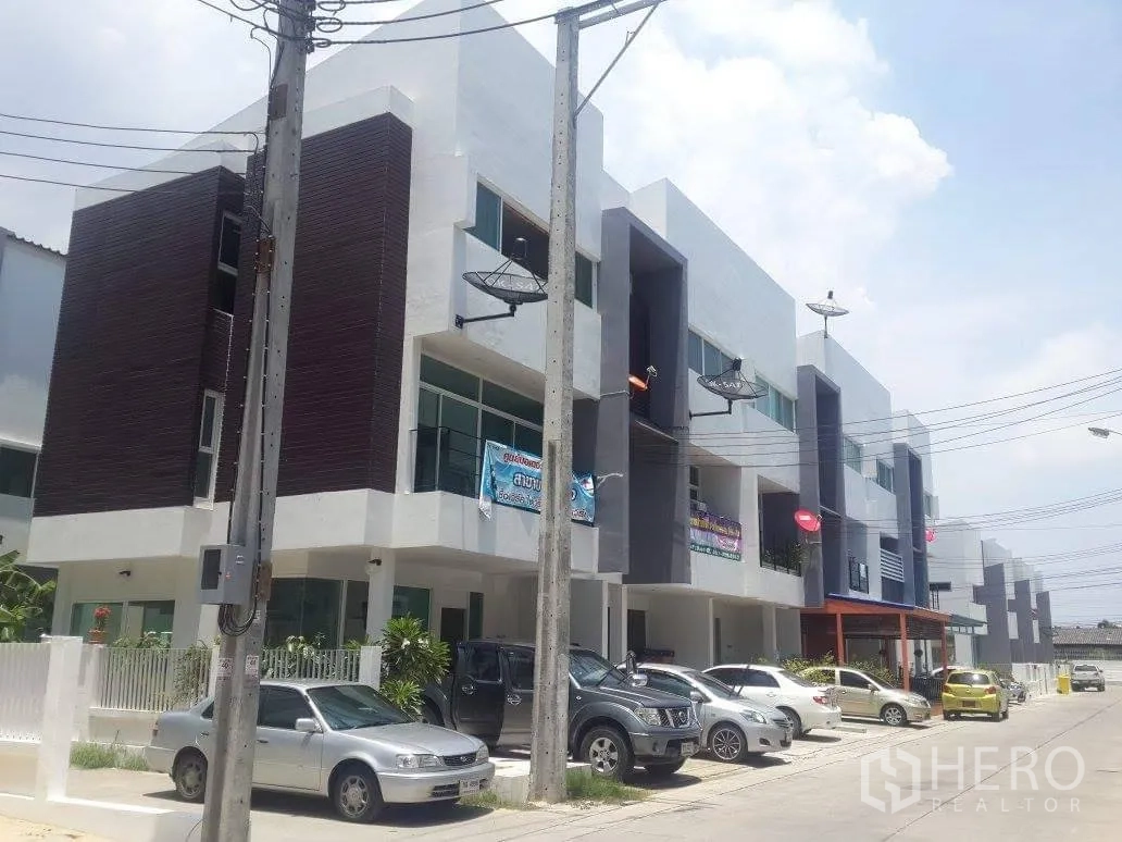 คอนโด ให้เช่าในPathum Wan, Bangkok - แถวทาวน์โฮมร่วมสมัยพร้อมที่จอดรถริมถนนที่เงียบสงบ