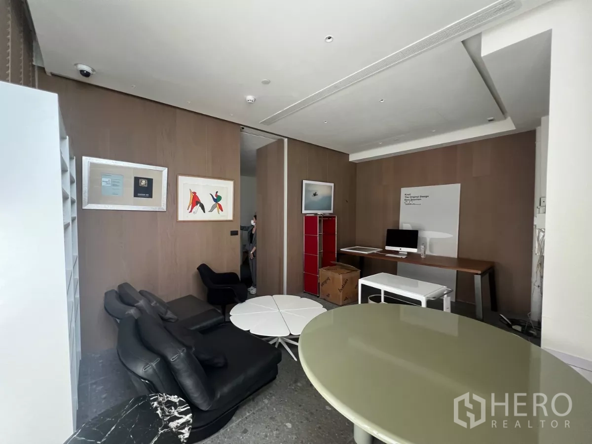 พื้นที่ขายปลีก ให้เช่า - ห้องประชุมผนังลายไม้ พร้อมโต๊ะและที่นั่งสมัยใหม่ เหมาะโซนแบ็กออฟฟิศหรือปรึกษา.