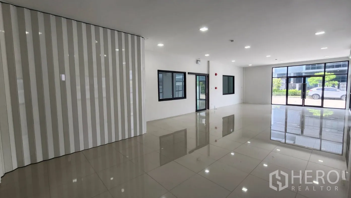 Factory for rent in Bang Bo, Samut Prakan - Ground-floor office area with striped folding partition and sliding glass door.