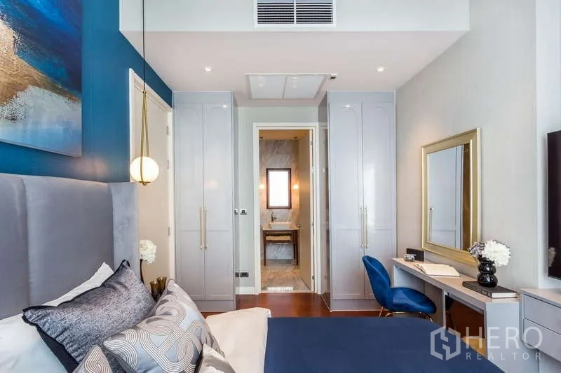公寓 出租在Watthana, Bangkok - 卧室朝套内卫浴的视角，内置衣柜、学习角与天花空调。