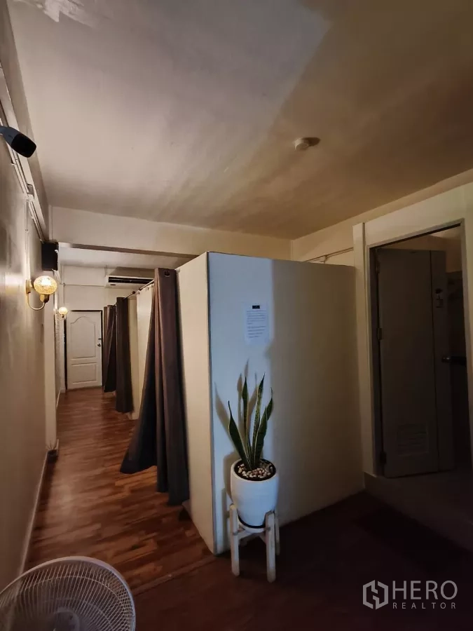 店屋 出租在Watthana, Bangkok - 走廊两侧为帘幕理疗间，并摆放室内绿植。