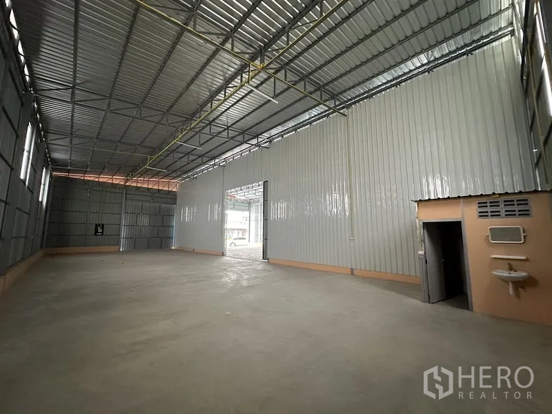 货栈 出租在Bueng Kum, Bangkok - 仓库内部带独立卫生间与洗手盆，层高通透。