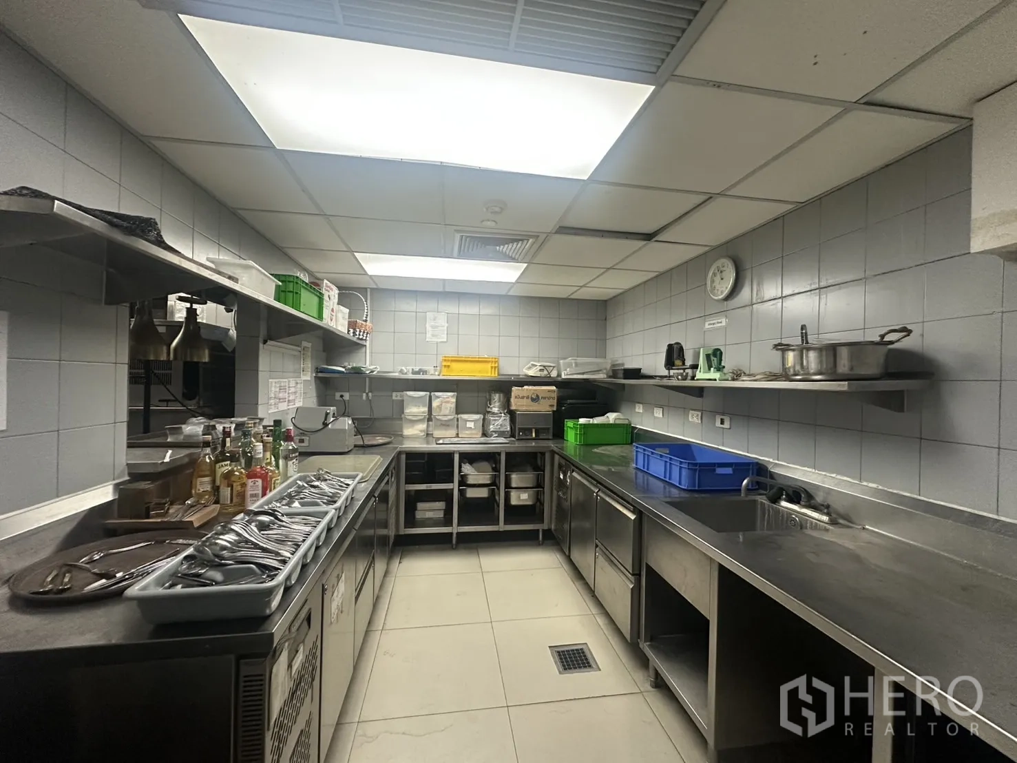 พื้นที่ขายปลีก ให้เช่าในKhlong Toei, Bangkok - ห้องเตรียมอาหารสเตนเลสพร้อมตู้เย็นใต้เคาน์เตอร์และชั้นเก็บของ