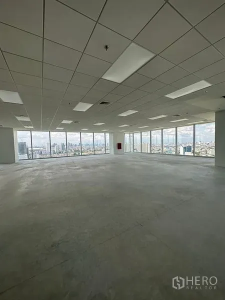办公空间 出租在Bang Na, Bangkok - 挽那区域开放式办公楼层，吊顶与照明完善，落地窗可俯瞰曼谷城市天际线。